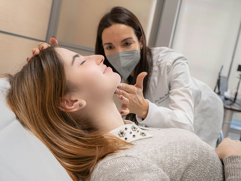 dra elisa matheus aplicando tratamiento